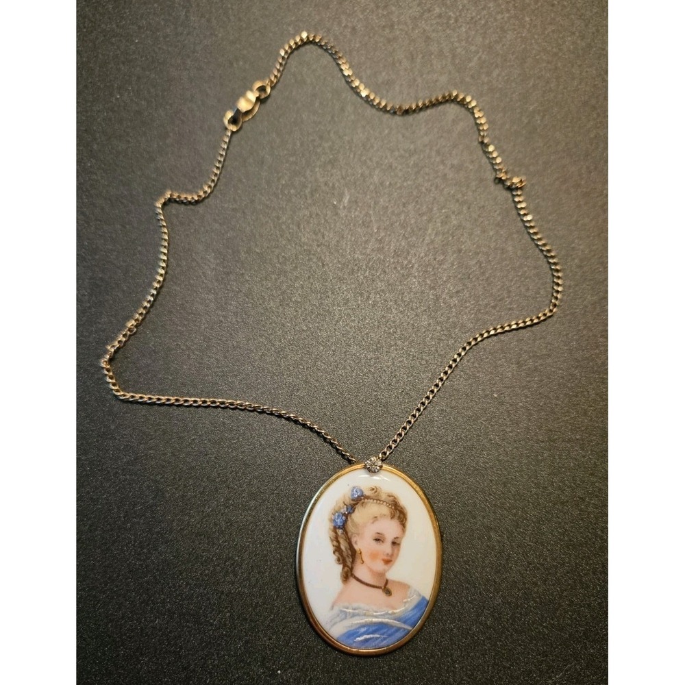 Vintage LIMOGES FRANCE Porcelain Cameo Brooch/Pendant (602)